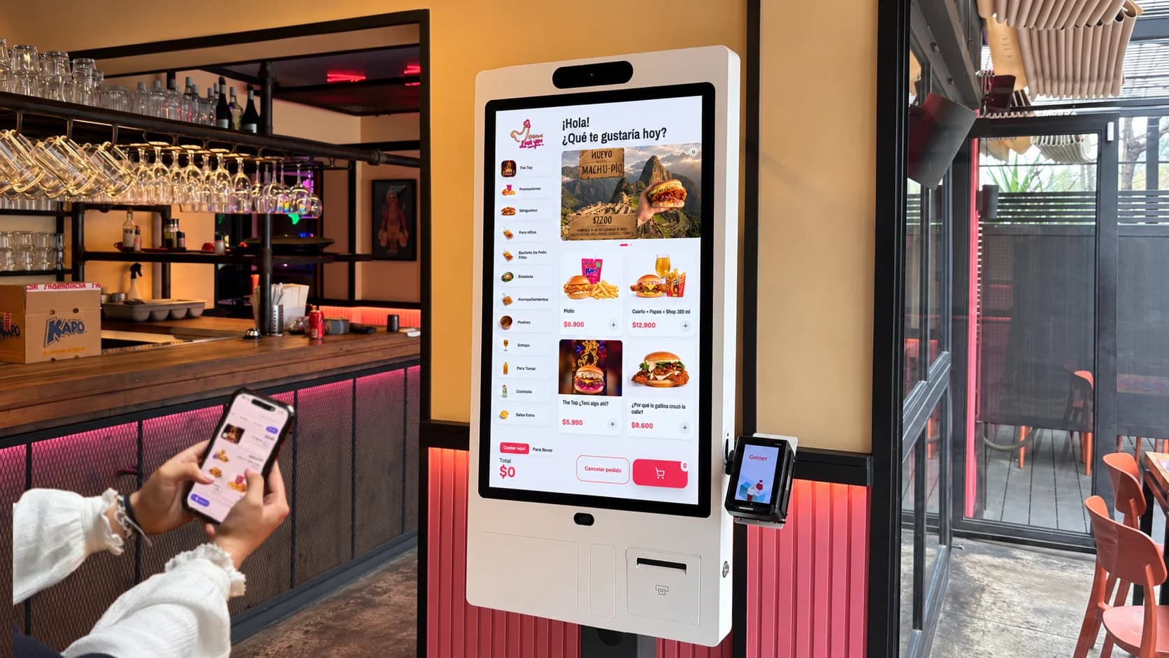 Tótem de autoatención de Chicken Love You y la app en un teléfono